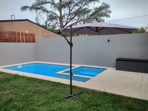 Casa 6 ambientes con 2 baños