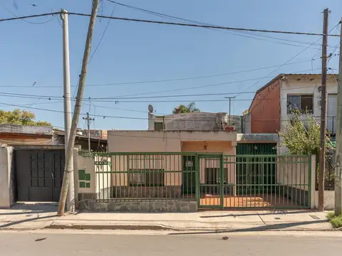 VENTA | PERMUTA - Galpón con casa de dos dormitorios al frente - Barrio Triángulo, Rosario.