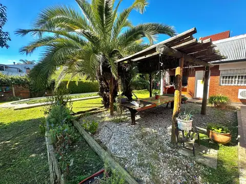 Casa 6 ambientes con 2 baños