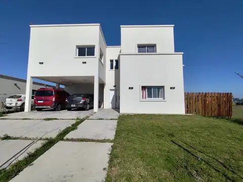 Santa Lucia, Pilar del este