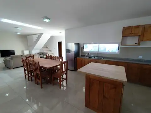 Casa 6 ambientes con 2 baños