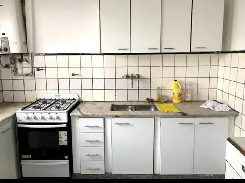 Departamento 3 ambientes con patio y balcón. Primer piso por escalera.