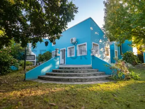 Casa en venta de 3 dormitorios sobre 2 lotes con gran parque y cochera en La Plata