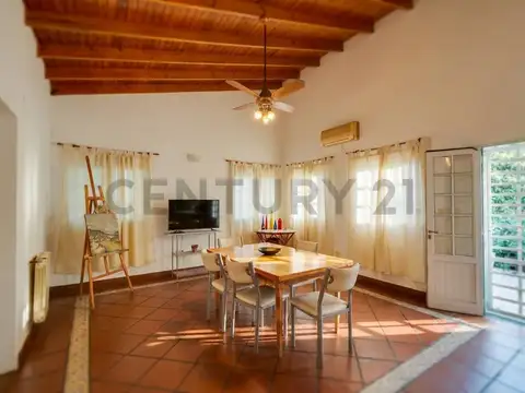 Casa en venta de 3 dormitorios sobre 2 lotes con gran parque y cochera en La Plata