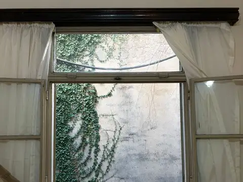 DEPARTAMENTO DE 2 AMB Y MEDIO    CON POSIBILIDAD DE 3 AMB  -  1°  POR ESCALERA -  BAULERA