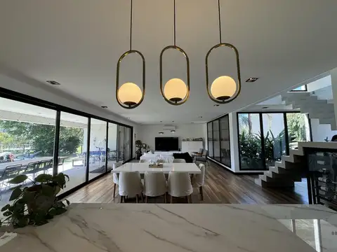 Casa en Venta con 4 cocheras