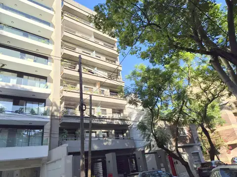 Departamento de dos ambientes al frente con cochera en Olivos. Excelente ubicación.