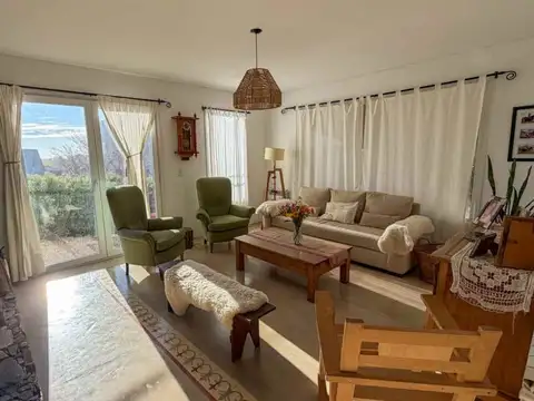 Casa 4 ambientes con 2 baños