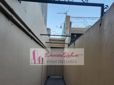 EN VENTA CASA 3 + 2 AMBIENTES EN VILLA LUGANO- LOTE 8.66 X 21.35- MULTIFAMILIAR