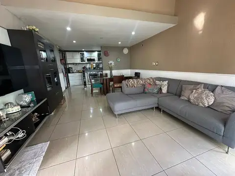 Venta de casa de categ. sobre acceso este, maipu
