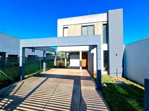 Casa de tres dormitorios con parque y pileta