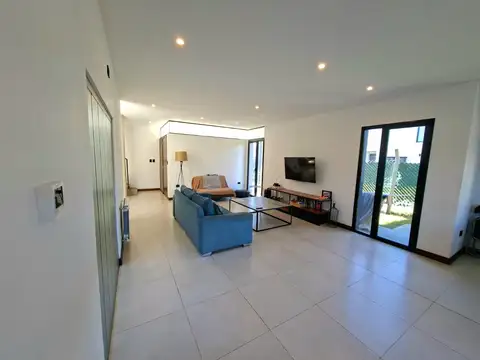 Casa en Alquiler con 2 cocheras