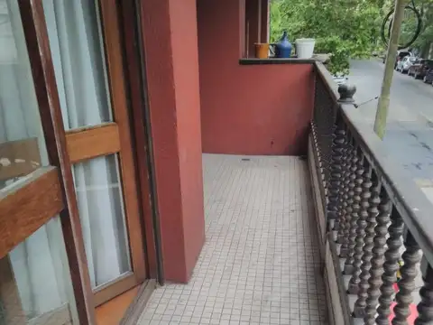 DEPARTAMENTO DE 3 AMBIENTES EXTERNO CON PATIO Y COCHERA