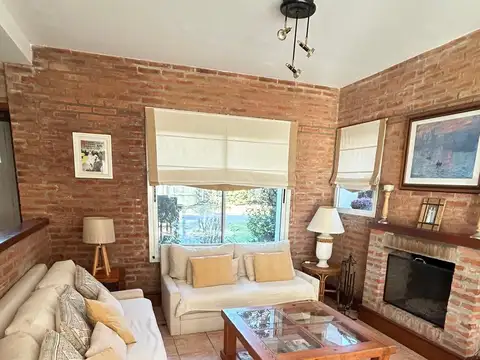 Casa en Alquiler con 2 cocheras
