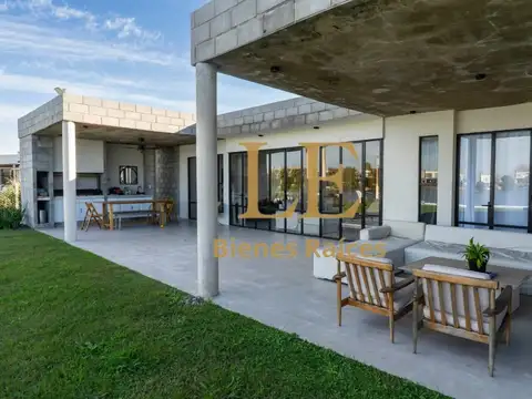 Casa en Venta con 3 cocheras