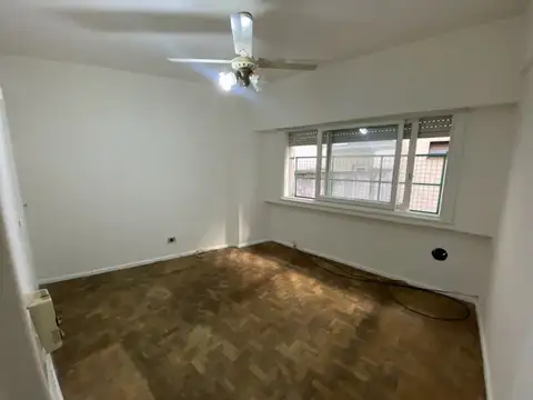 EXCELENTE PROPIEDAD DE 2 AMBIENTES, LATERAL, EDIF DE CATEGORIA EN LA MEJOR UBICACION DE RECOLETA