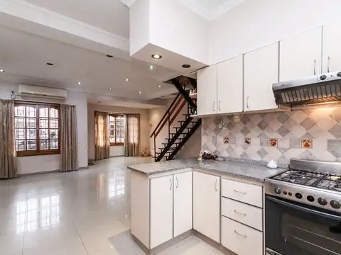 VENTA CASA 4 AMB. QUINCHO GARAGE Y PARQUE EN LANUS