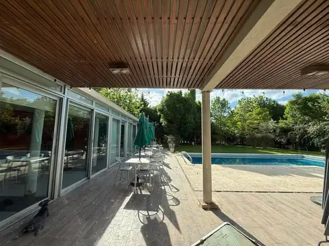 Casa en Venta con 4 cocheras