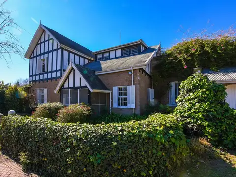 Casa de categoría en Fisherton tradicional - 7 dormitorios - Pileta- Quincho - Amplio jardín