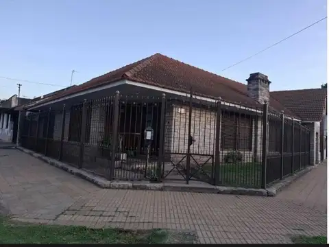  CASA EN ESQUINA CON GARAGE!