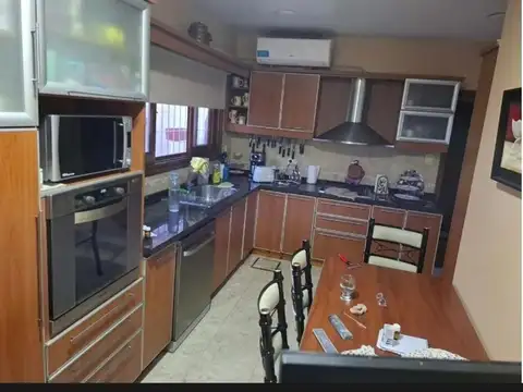 CASA EN ESQUINA CON GARAGE!