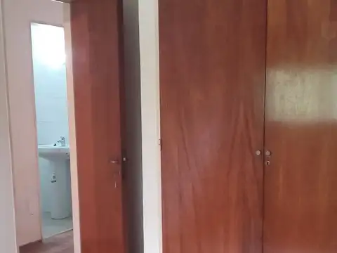 Depto. 2 dormitorios externo - céntrico frente a plaza con cochera