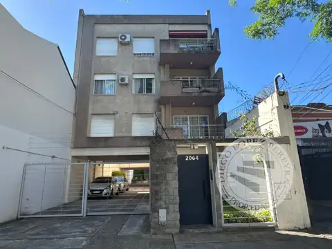 amplio semipiso de tres ambientes al frente