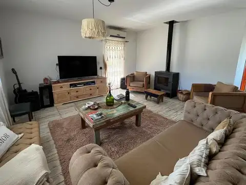 Casa 4 ambientes con 2 baños