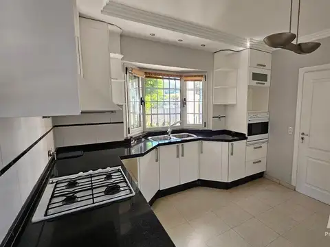 Casa 10 ambientes con 2 baños