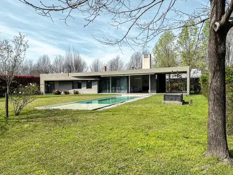 Casa de 2 dormitorios con gran jardín y pileta en Los Alamos, Ibarlucea