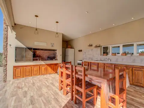 CASA VENTA AREA 60 4 DORMITORIOS GALERIA PISCINA