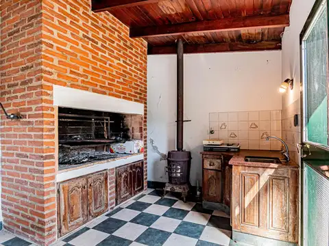 Casa 7 ambientes con 2 baños