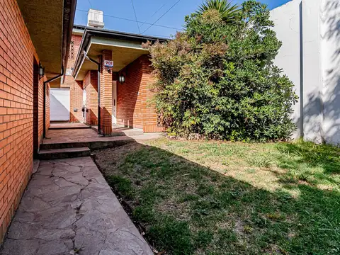 Casa 7 ambientes con 2 baños