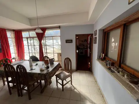Casa 9 ambientes con 2 baños