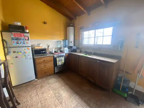 Local y Casa en planta alta tipo 3 ambientes con fondo libre