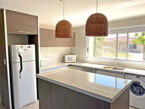 Casa en Alquiler con 1 cochera