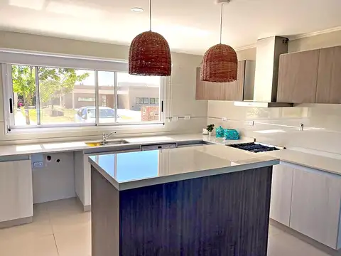 Casa 5 ambientes con 3 baños