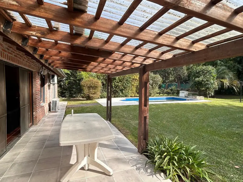 Casa - 130  m² Cubierta | 4 dormitorios | 17 años | 2 baños | 5 ambientes | 2 cocheras