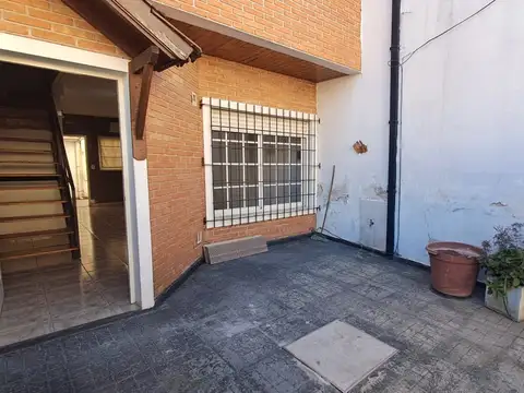DUPLEX 4 AMB CON PATIO Y COCHERA DESCUBIERTA.REF.912