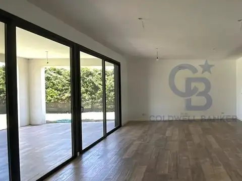 Casa en Venta con 4 cocheras