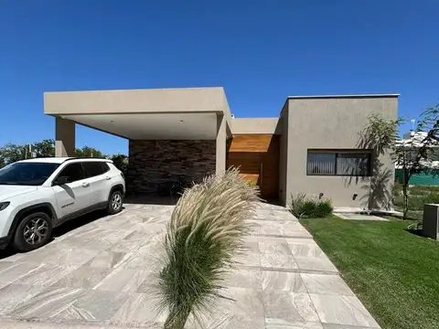 Casa 4 ambientes con 3 baños