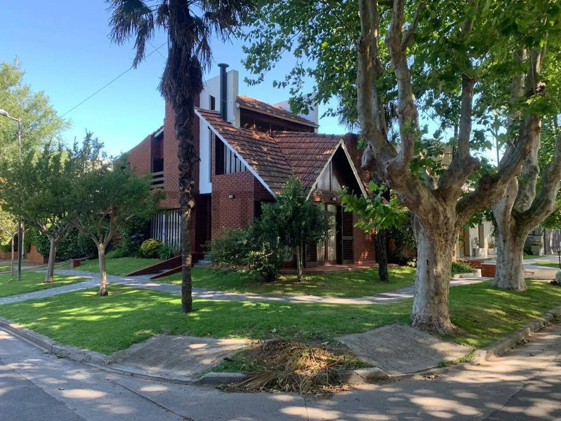 Casa de 5 ambientes con parque y pileta, barrio Santa Mónica