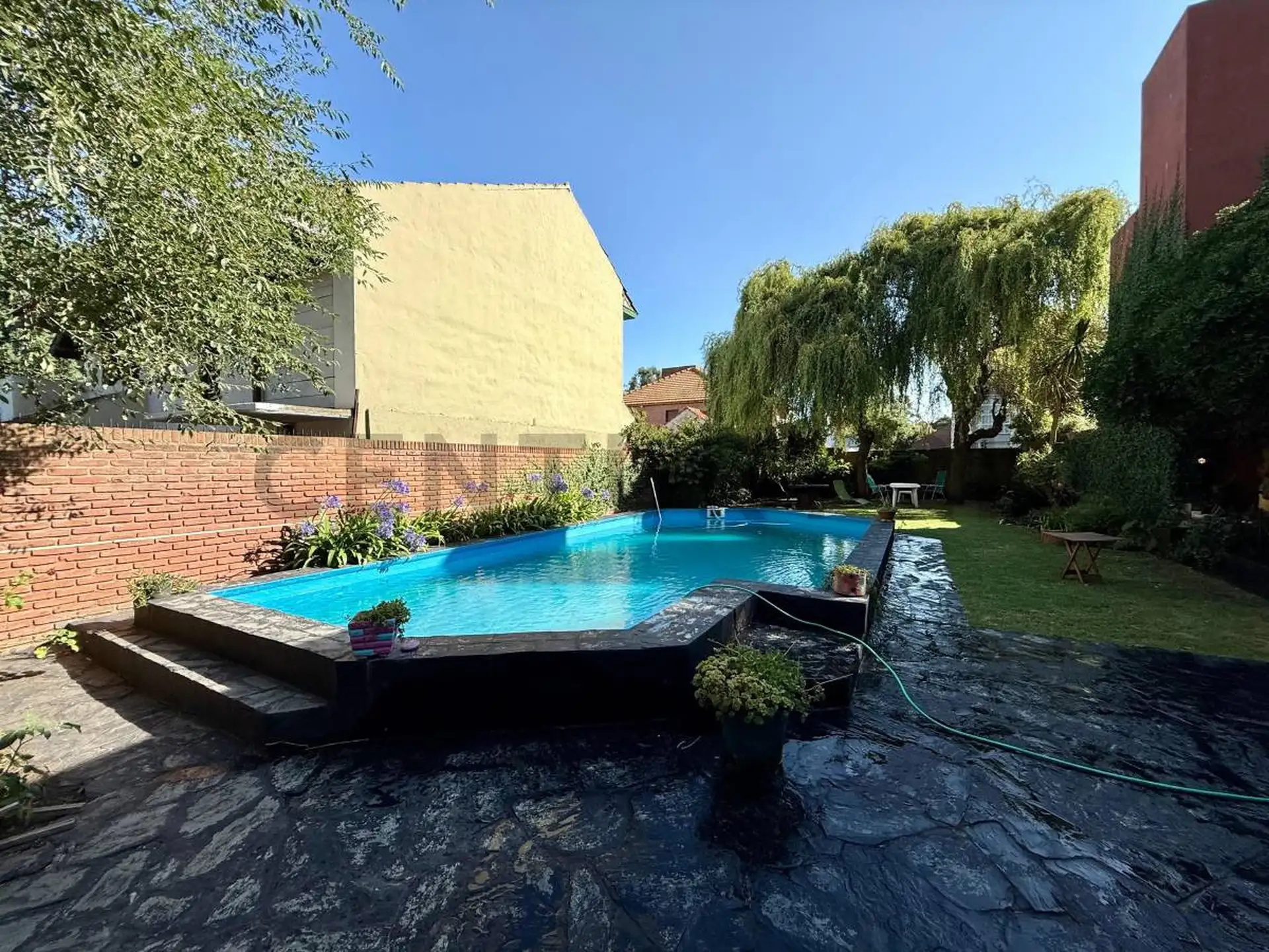 Casa de 5 ambientes con parque y pileta, barrio Santa Mónica