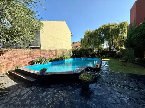 Casa de 5 ambientes con parque y pileta, barrio Santa Mónica, Mar del Plata