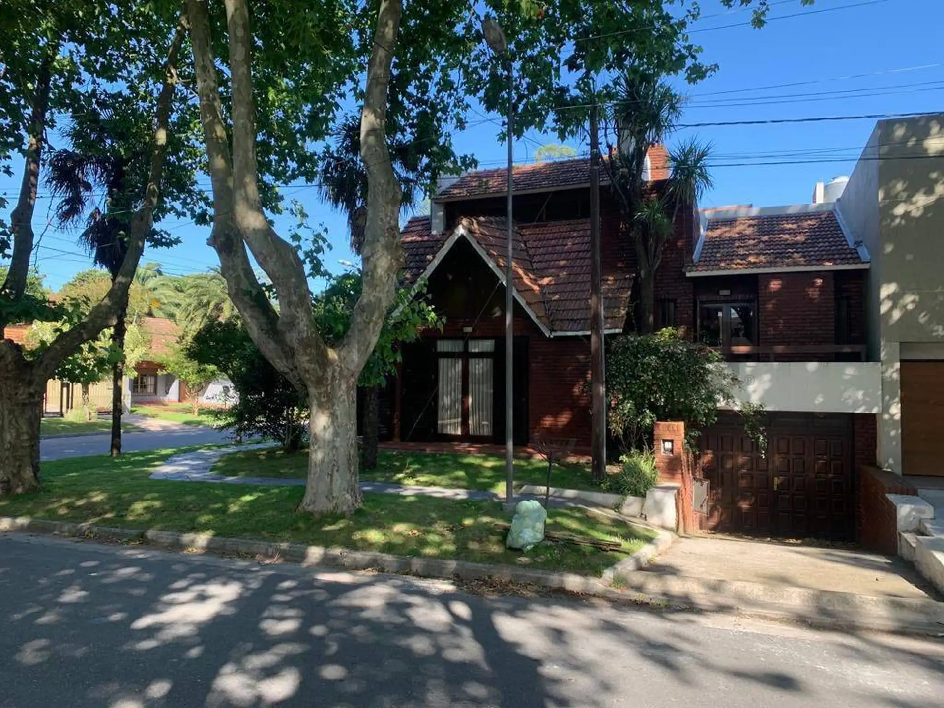 Casa de 5 ambientes con parque y pileta, barrio Santa Mónica