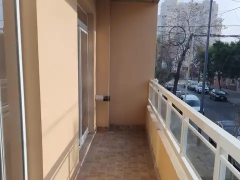 EXCELENTE 2 AMBIENTES 2 BAÑOS BALCON AL FRENTE 1ER PISO ASCENSOR
