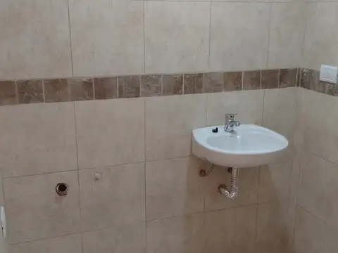 EXCELENTE 2 AMBIENTES 2 BAÑOS BALCON AL FRENTE 1ER PISO ASCENSOR