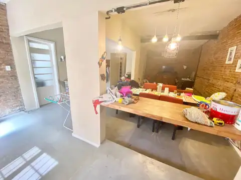 Casa americana con local comercial en excelente ubicación.