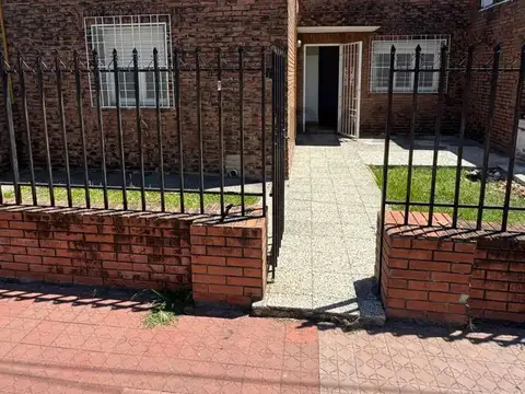 Oportunidad de Inversión – Casa 2 Dormitorios frente a Plaza en B° Los Gigantes