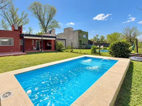 Casa en venta tres dormitorios y pileta en roldan